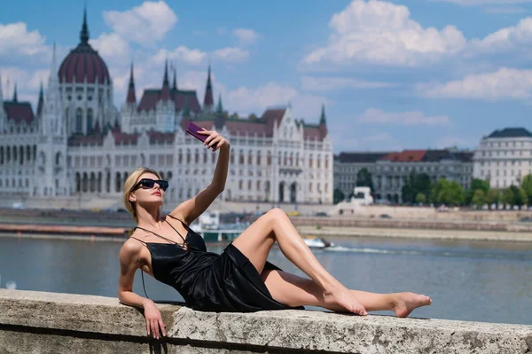 Letní Dovolená Budapešti Sexy Žena Módních Šatech Pózuje Ulici Poblíž — Stock fotografie
