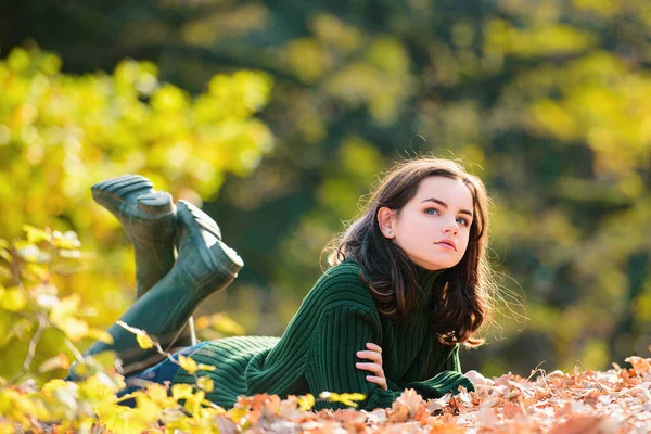 Teenage Girl Autumn Foliage Beauty Portrait Mladý Dospívající Romantické Podzimní — Stock fotografie