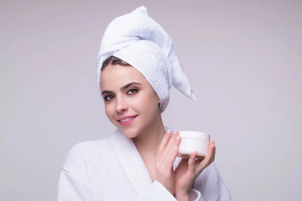 Närbild Ung Kvinna Tillämpa Grädde Ansiktet Hudvård Och Kosmetika Koncept — Stockfoto