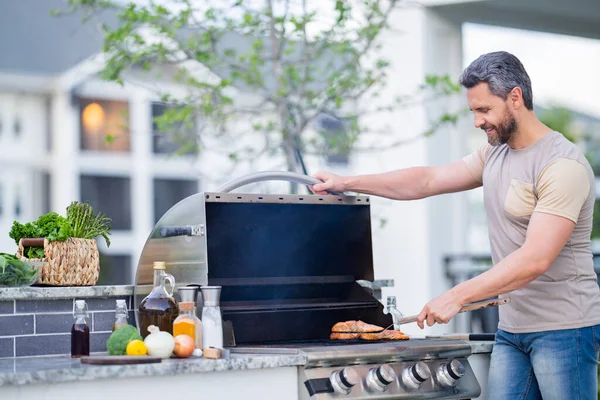 Hispanic Man Matlagning Grill Trädgården Kocken Förbereder Grillning Grillmästare Snygg — Stockfoto