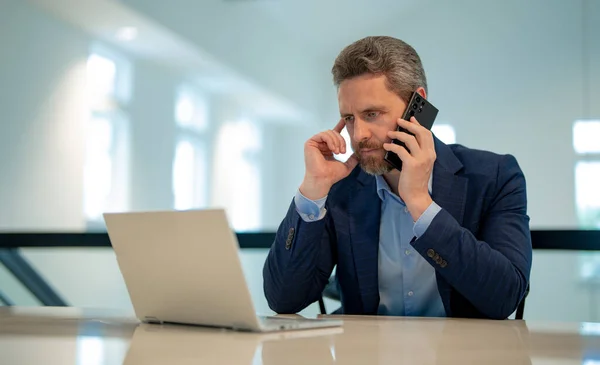 Ofiste Takım Elbiseli Bir Adamı Telefonda Konuşuyor Ofis Çalışanı Telefonu — Stok fotoğraf