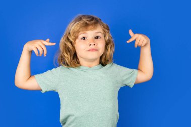 Bana bak. Komik küçük çocuk mavi soyutlanmış geçmişimi işaret ediyor.