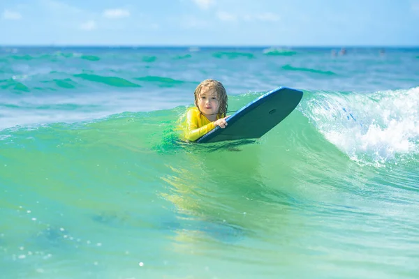 Ung Liten Surfare Lär Sig Att Rida Surfbräda Havsvågor Glada — Stockfoto