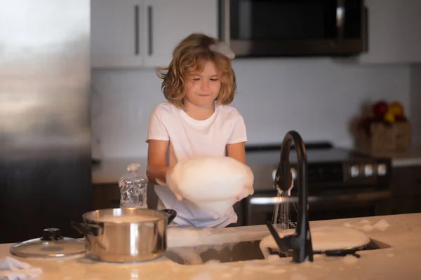 Petit Garçon Qui Lave Vaisselle Dans Cuisine Intérieure Enfant Aidant — Photo