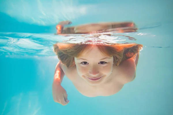 小孩在水里游泳夏天的孩子夏天快乐的小男孩在游泳池里 有趣的孩子在游泳池里游泳和潜水 水花飞溅的小孩暑期儿童水上运动 — 图库照片