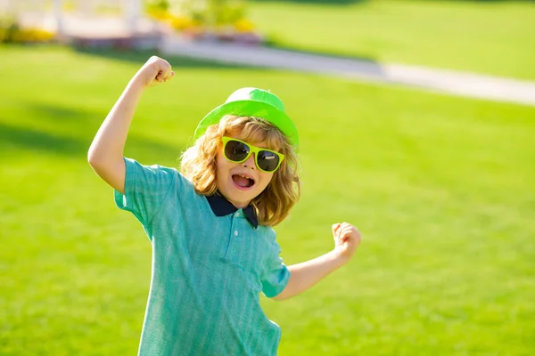 Crianças Entusiasmadas Com Chapéu Óculos Sol Verão Estilo Vida Close — Fotografia de Stock