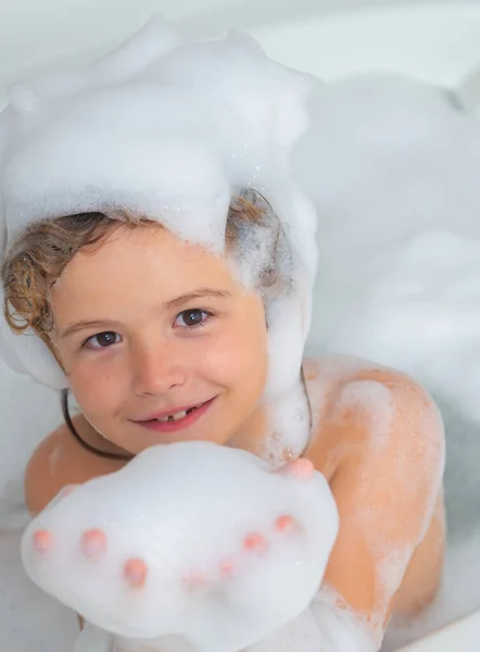 孩子们洗发水孩子头上的泡沫 男孩在用泡沫洗澡时 儿童洗澡和卫生程序 — 图库照片
