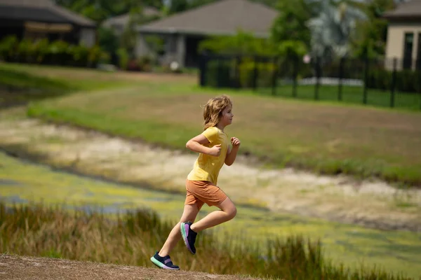 운동하는 어린이들을 스포츠 달리기 훈련을 아이들을 달리기 달리기 선수들 공원에서 — 스톡 사진