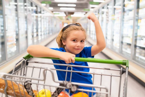 Markette Alışveriş Arabası Olan Bir Çocuk Süpermarketten Alışveriş Çocuklar Süpermarketten — Stok fotoğraf