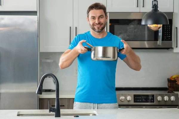 キッチンの鍋で男シェフ料理 グルメ料理の準備のプロセス 鍋を使用して 台所で自宅で男料理 料理長 ハンサムなシェフ料理のコンセプト — ストック写真