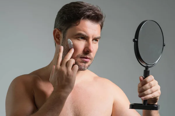 Homem Aplicar Creme Facial Uma Rotina Beleza Homem Com Pele — Fotografia de Stock