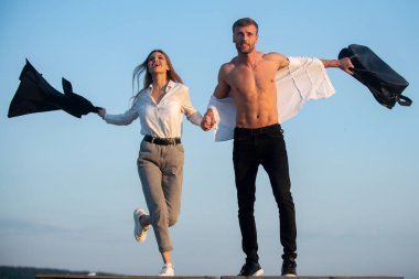 Dışarıdaki heyecanlı ve neşeli özgürlük çifti. Tasasız ve özgür bir çift. Açık gömlekli heyecanlı bir adam ve kolları açık genç bir kadın. Bagaj çantalı üstsüz adam. Özgürlük ve macera