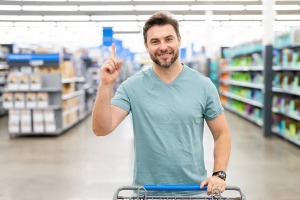 Retrato Del Hombre Hispano Con Carrito Compras Comprando Tienda Comestibles —  Fotos de Stock