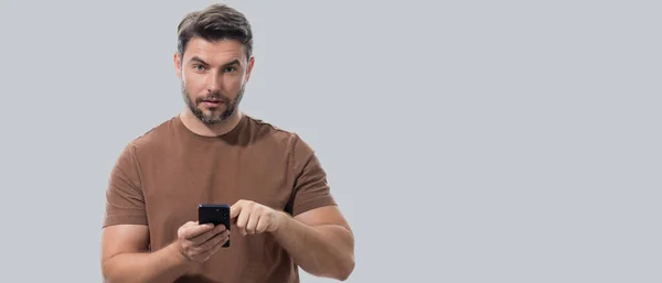 Hombre Usando Teléfono Móvil Aislado Sobre Fondo Estudio Hombre Que — Foto de Stock