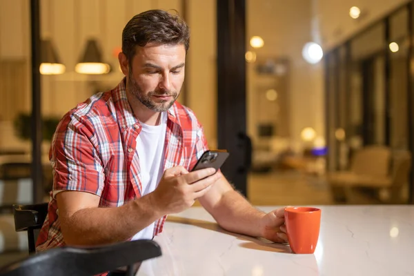 Adam Evde Telefona Bakıyor Mobil Uygulamalara Bakıyor Haberleri Okuyor Sohbet — Stok fotoğraf