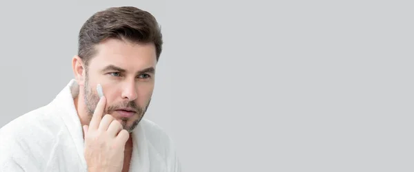 刮胡子后面部接触完美的男人的旗帜 护肤保健化妆品程序的概念 近视男子镜面 皮肤敏感 美容外科治疗 皮肤护理 — 图库照片