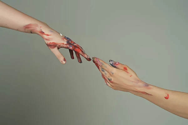 Раскрашенные Руки Держаться Руки Закрывать Помогаю Спасение Помогает Жест Руки — стоковое фото