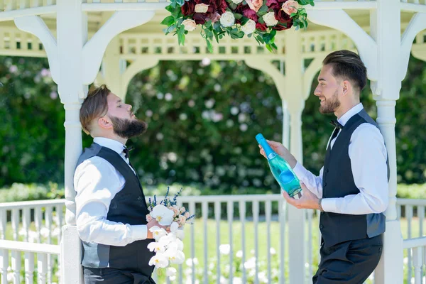 Gej Człowiek Partner Otwarty Szampan Dzień Ślub Małżeństwa Lgbt Świętują — Zdjęcie stockowe