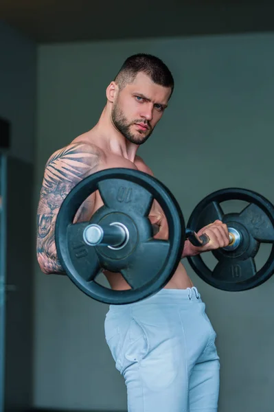 Muskulös Hunk Med Poserar Gymmet Fitness Manlig Modell Nära Gym — Stockfoto