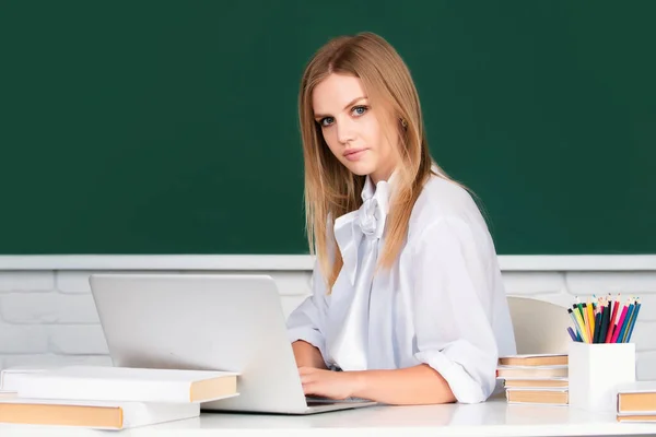Ung Kvinna Student Med Laptop Ett Universitetsklassrum Kvinnlig Student Studentuniform — Stockfoto