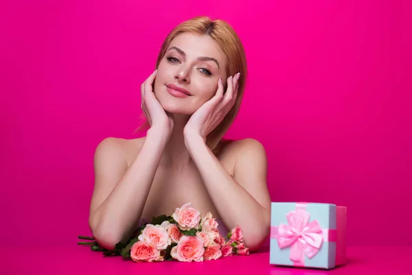 Sexy Blonde Frau Halten Geschenk Isoliert Auf Studio Hintergrund Feiertagskonzept — Stockfoto