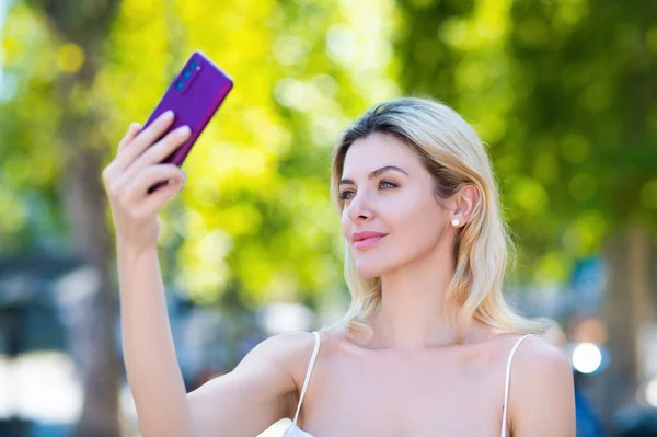 Mulher Falar Telefone Mulher Atraente Usando Telefone Inteligente Livre Retrato — Fotografia de Stock