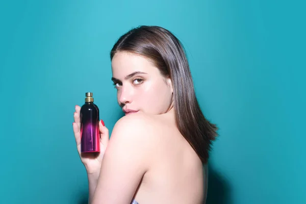 Seksowna Dziewczyna Używająca Perfum Młoda Piękna Kobieta Butelką Perfum Modelka — Zdjęcie stockowe