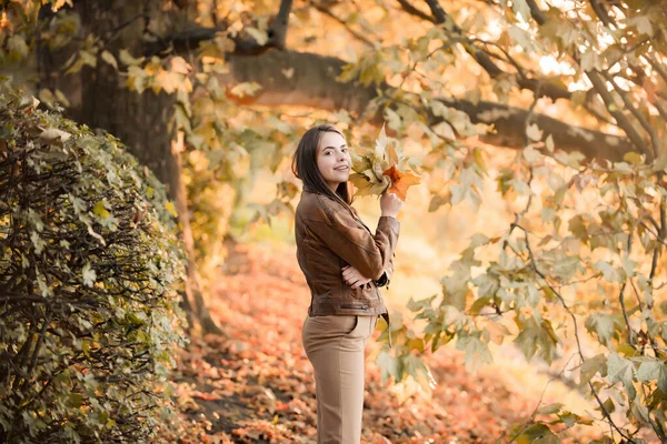 Retrato Outono Mulher Alegre Com Folhas Bordo Amarelas Retrato Menina — Fotografia de Stock