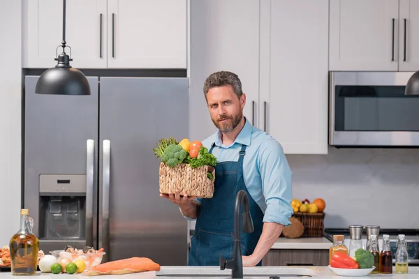 Chef Kookschort Koken Keuken Een Man Keuken Met Groenten Portret — Stockfoto