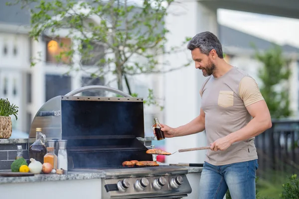 Middle Aged Man Preparing Barbecue Grill Outdoor Man Cooking Barbecue — Stock Photo, Image