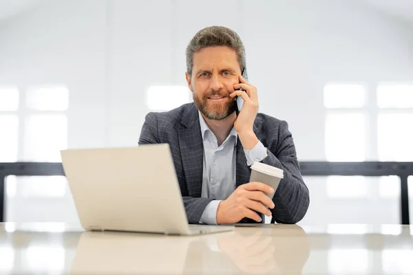Ofiste Takım Elbiseli Bir Adamı Telefonda Konuşuyor Ofis Çalışanı Telefonu — Stok fotoğraf