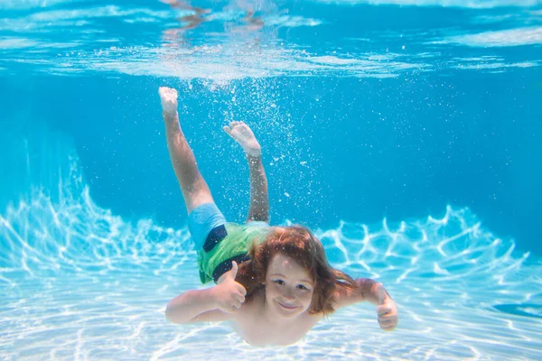 游泳池里的水下男孩 可爱的小男孩在水里游泳 暑期儿童活动 水上运动 — 图库照片