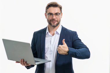 Stüdyoda dizüstü bilgisayarda çalışan İspanyol bir adam. Takım elbiseli bir iş adamı dizüstü bilgisayarda e-postaları kontrol ediyor, sosyal ağda mesaj yazıyor, internet kullanıyor, dizüstü bilgisayarlarda bilgi arıyor. İş adamı dizüstü bilgisayar kullanıyor