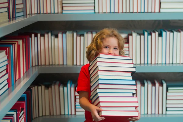 Eğitim Konsepti Çocuk Öğrenci Bir Kitapçıda Okul Kütüphanesinde Kitap Okuyor — Stok fotoğraf