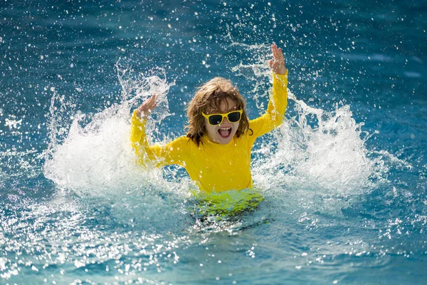 Niña Emocionada Nadando Niño Jugando Agua Azul Piscina Complejo Tropical — Foto de Stock