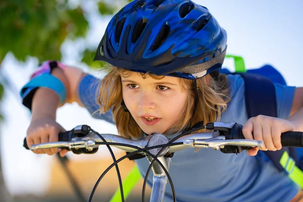 Sportliches Kind Das Fahrrad Auf Einem Park Fährt Kind Mit — Stockfoto