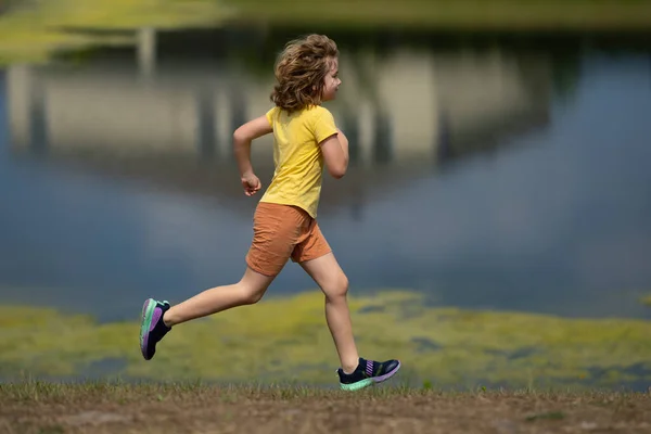 Spännande Kid Som Springer Gatan Fantastiskt Barn Gillar Löpning Glad — Stockfoto