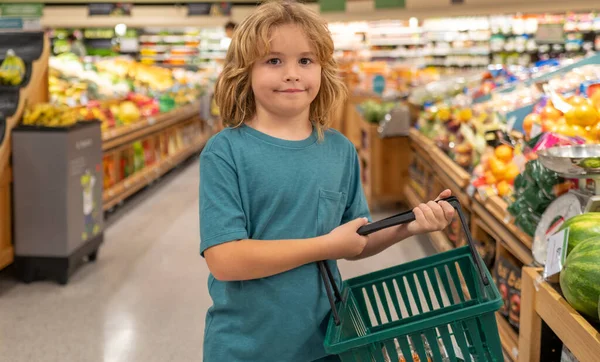 Alışveriş Sepetli Çocuklar Çocuklarla Alışveriş Çocuk Süpermarketten Meyve Alıyor Küçük — Stok fotoğraf