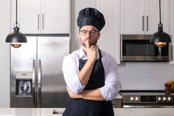Przystojny Mężczyzna Średnim Wieku Mundurze Szefa Kuchni Gotowanie Kulinarne Koncepcja — Zdjęcie stockowe