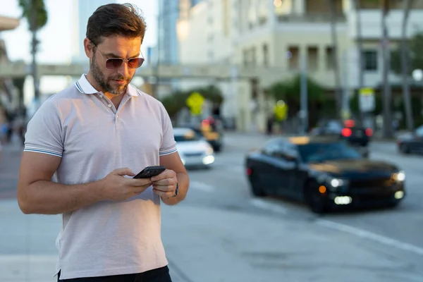 Şehirdeki Adam Tampa Telefonla Konuşuyor Amerikan Şehrinde Sıradan Giyinmiş Telefonda — Stok fotoğraf