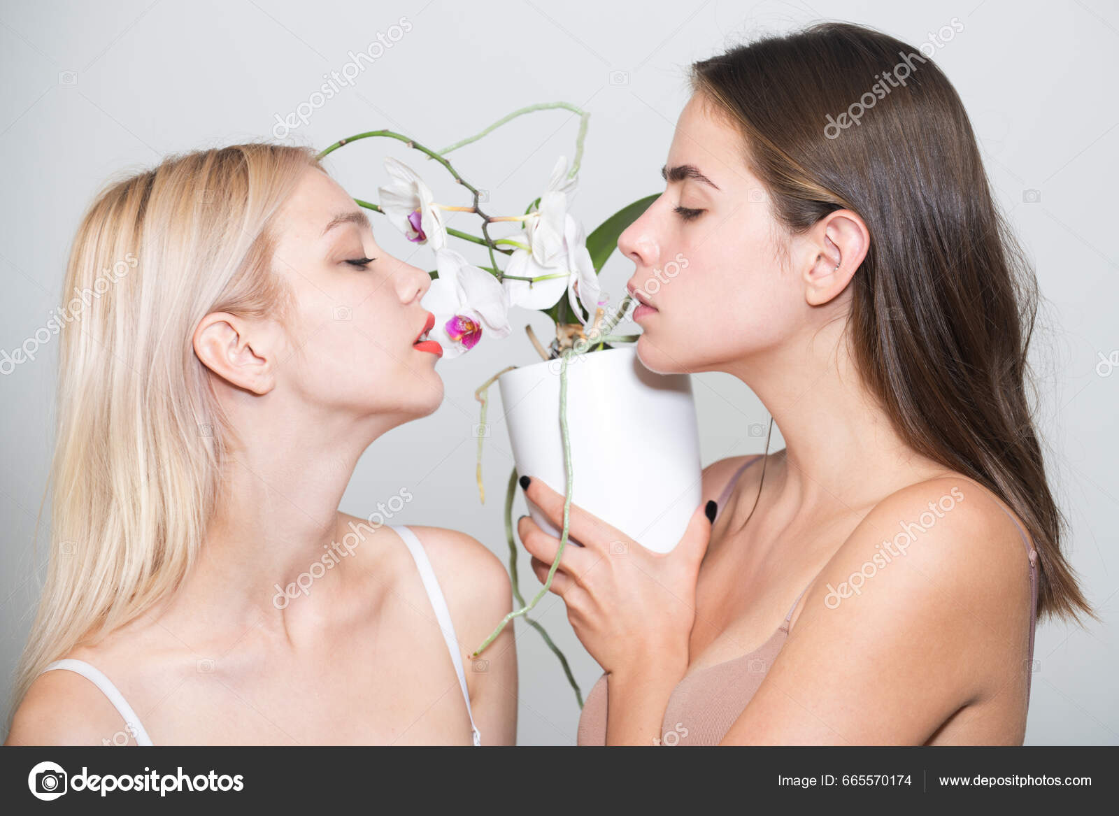 Dos Chicas Sexys Pareja Lesbianas Sensuales Amantes Jóvenes Posando  Sensualidad: fotografía de stock © Tverdohlib.com #665570174 | Depositphotos