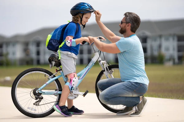 Vater Und Sohn Beim Fahrradfahren Park Kind Mit Schutzhelm Und — Stockfoto