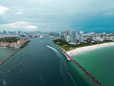 Miami Beach silueti, Florida. Miami Beach şehrinin hava aracından gökyüzü görüntüsü. Gökdelenler ve limanlar. Miami Sahili kıyısı marinalarla kaplı. South Point Park 'tan Miami plaj manzarası