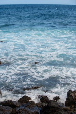 Dalgalar kayalara çarpıyor. Denizde kayalıklar, deniz manzarası