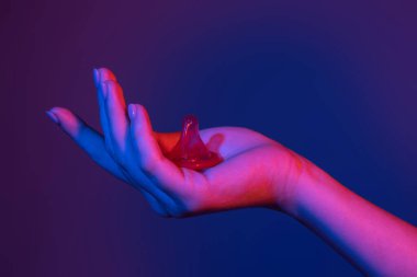 Prezervatif kadın elinde kullanmaya hazır. Doğum kontrol hapı. Kondom güvenli seks konsepti enfeksiyonu önler. Korunmak için kondom, seksi kadın prezervatifi. Güvenli seks konsepti. AIDS Günü. Doğum kontrol hapı.