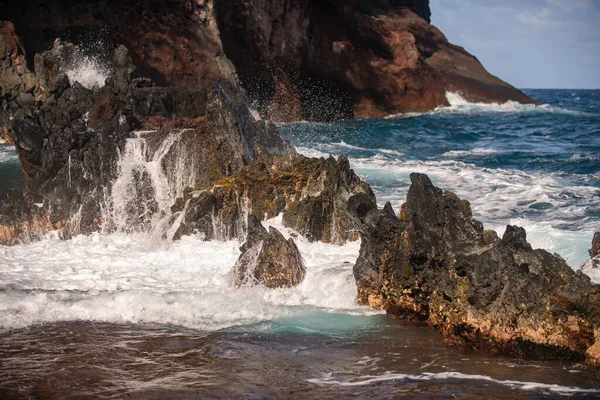 Вид Зверху Повітря Прекрасні Морські Хвилі Скелясте Узбережжя Поняття Спокою — стокове фото