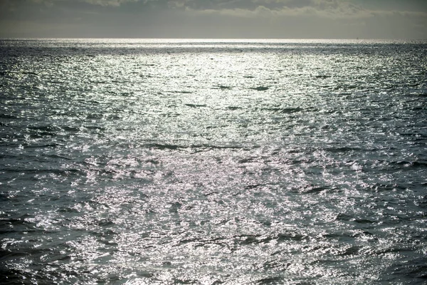 ハワイの熱帯青い海 背景のための表面からきれいで澄んだ水の中の夏の海 波の概念設計 — ストック写真