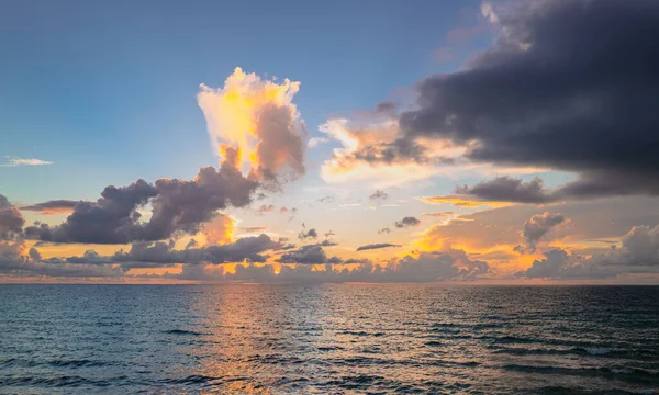 Coucher Soleil Sur Plage Tropicale Océan Mer Avec Des Nuages — Photo
