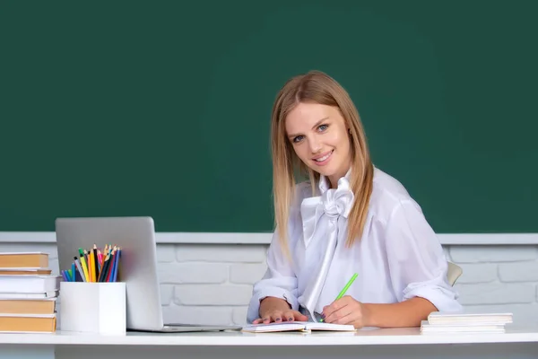 Portrait Smiling Young College Student Writing Notebook Studying Classroom — Stock Photo, Image