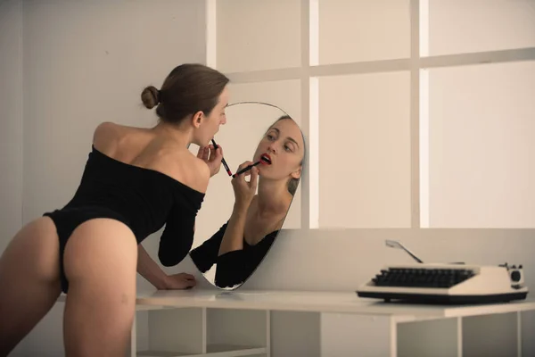 화장을 아름다운 소녀의 초상화 여성들은 준비를 거울을 — 스톡 사진